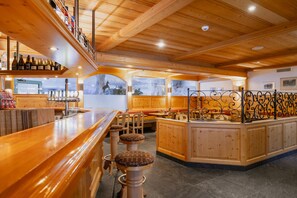 2 restaurants servant le petit déjeuner, le déjeuner et le dîner