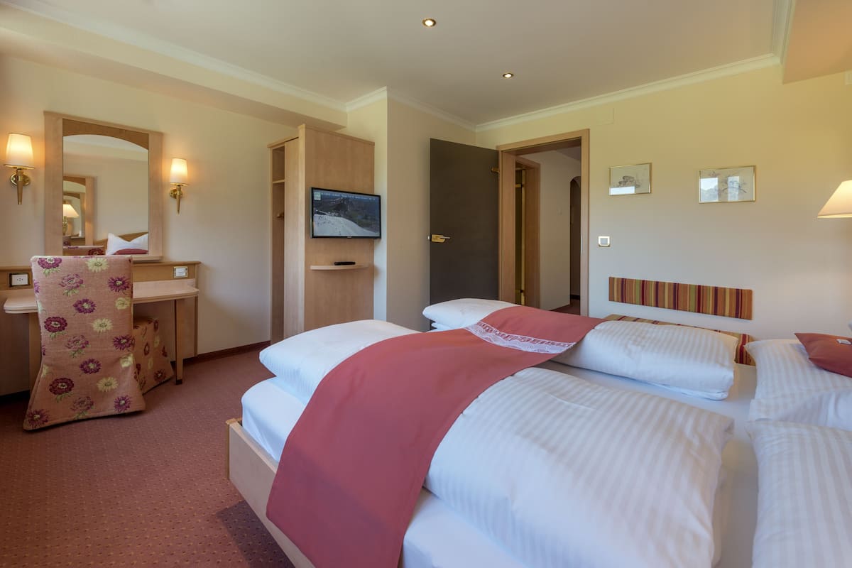 suite | premium bedding, minibar, in-room safe, desk