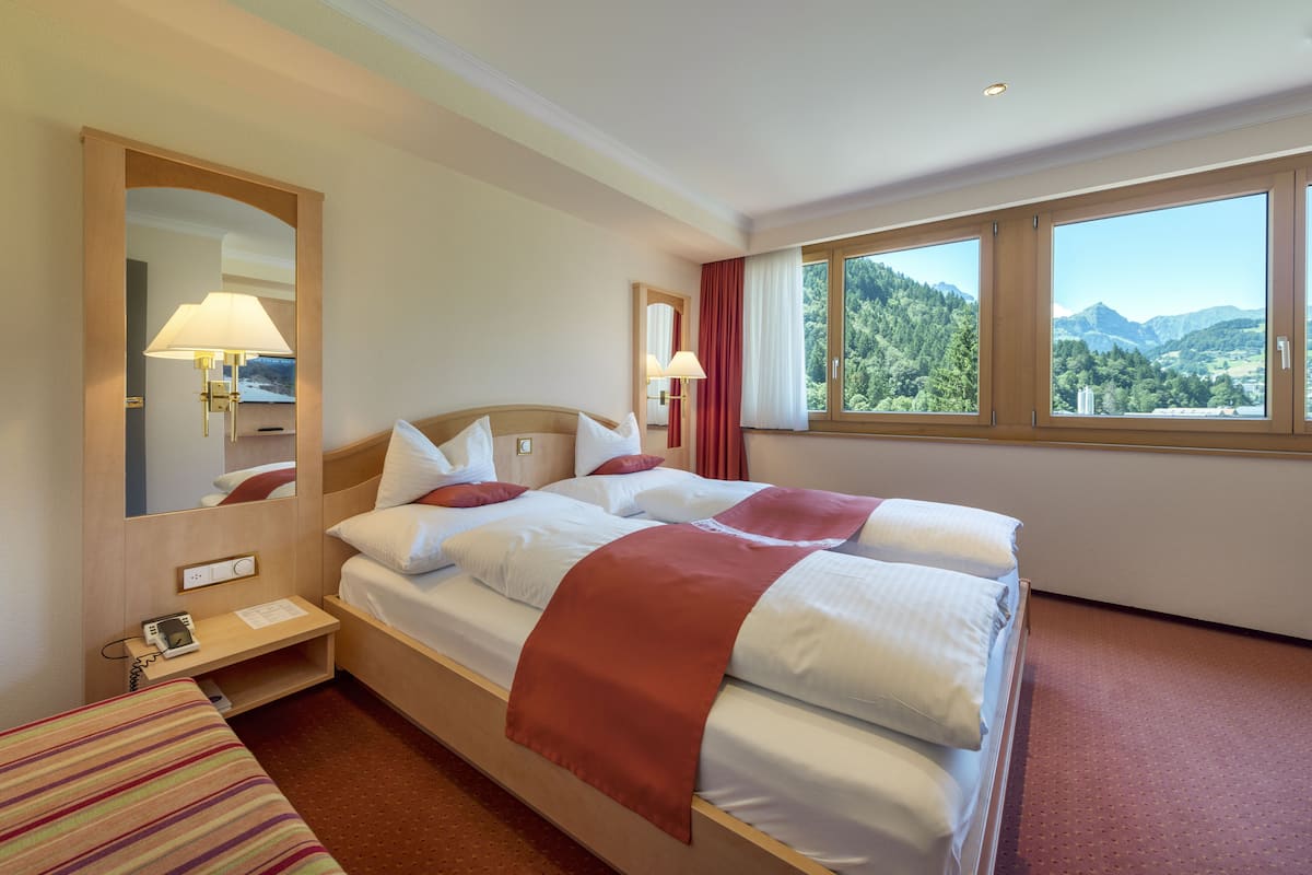 Suite | Luxe beddengoed, een minibar, een kluis op de kamer, een bureau