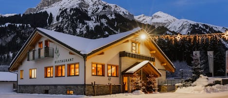2 restaurants; breakfast, lunch and dinner served