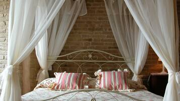 Suite | Down duvets, minibar, individually decorated, individually furnished