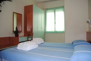 Egyptian cotton sheets, desk, free WiFi - Hotel Trevi (Cesenatico)