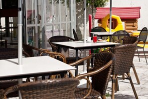 Tempat makan luar
