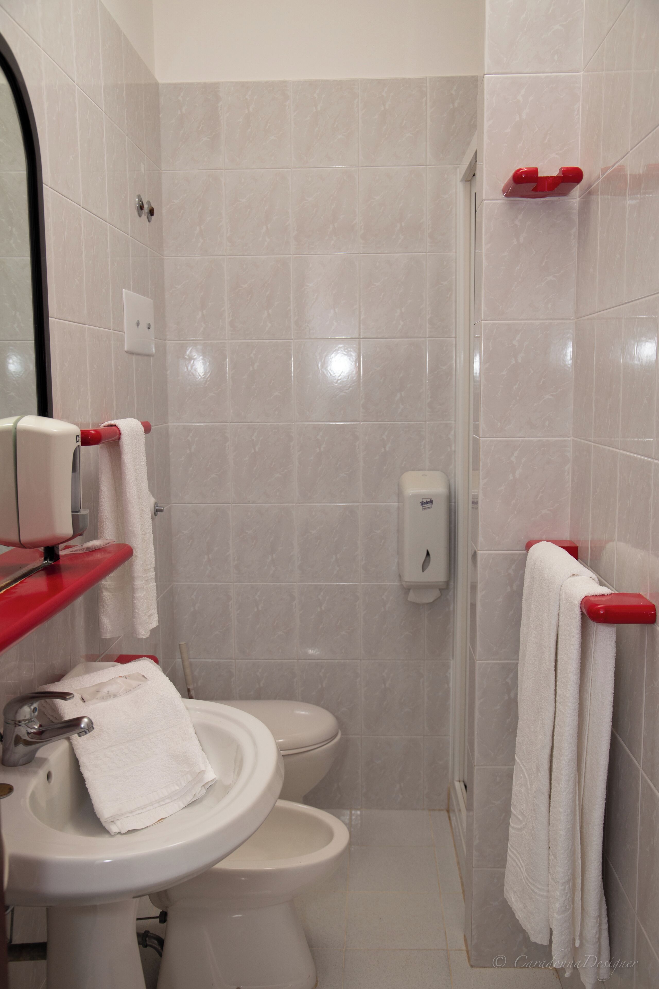 Een badkamer met een wastafel, toilet en douche.