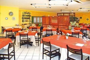 供应早餐、午餐和晚餐，地方菜