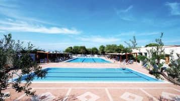 2 piscine all'aperto, lettini