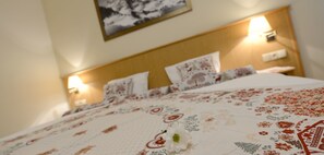Habitación doble Confort, balcón | Caja de seguridad en la habitación, cunas, wifi gratis y ropa de cama 