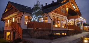 住宿正面 - 傍晚/夜晚