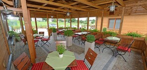 2 restaurants, international cuisine