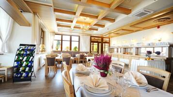 2 restaurants, international cuisine