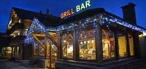 住宿正面 - 傍晚/夜晚