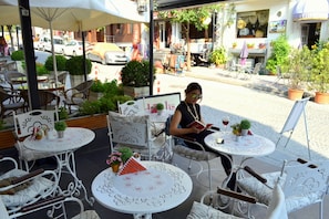 Outdoor dining - Divalis Hotel (Istanbul)