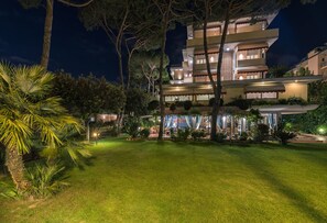 住宿正面 (夜晚)