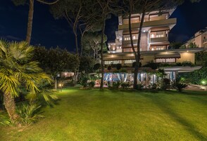 Fachada da propriedade à noite