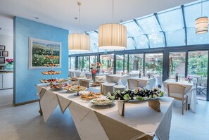 Serveert ontbijt, lunch, diner, uitzicht op de tuin 