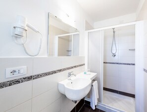 Quarto casal ou duplo superior | Banheiro | Chuveiro, produtos de toalete grátis, secador de cabelo, bidê