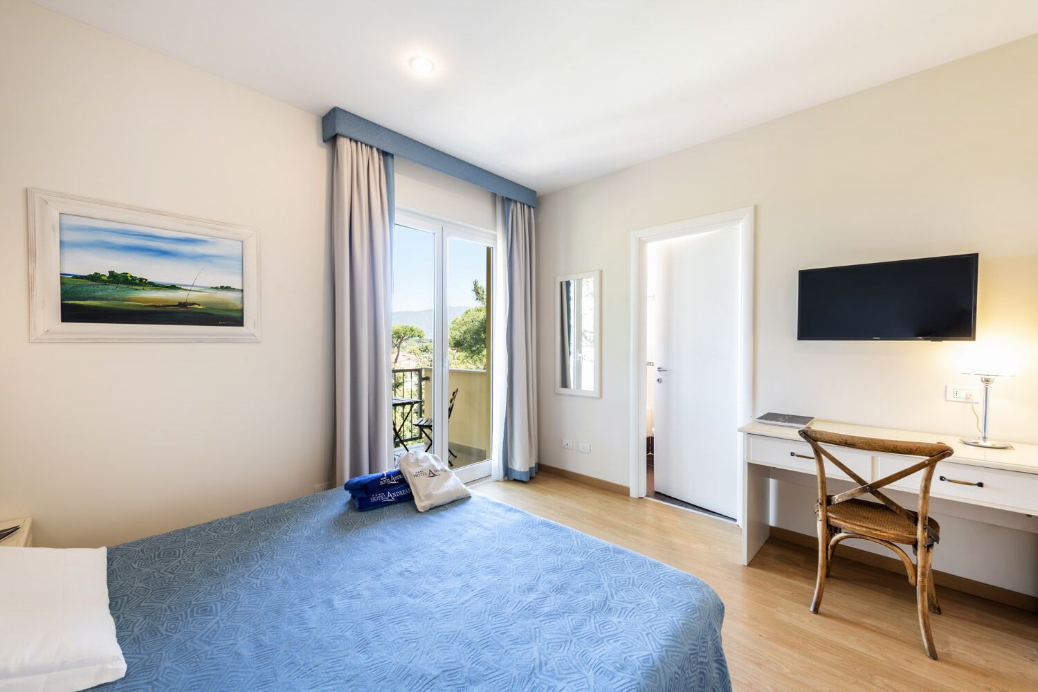 superior double or twin room | in-room safe, desk, free wifi, bed sheets