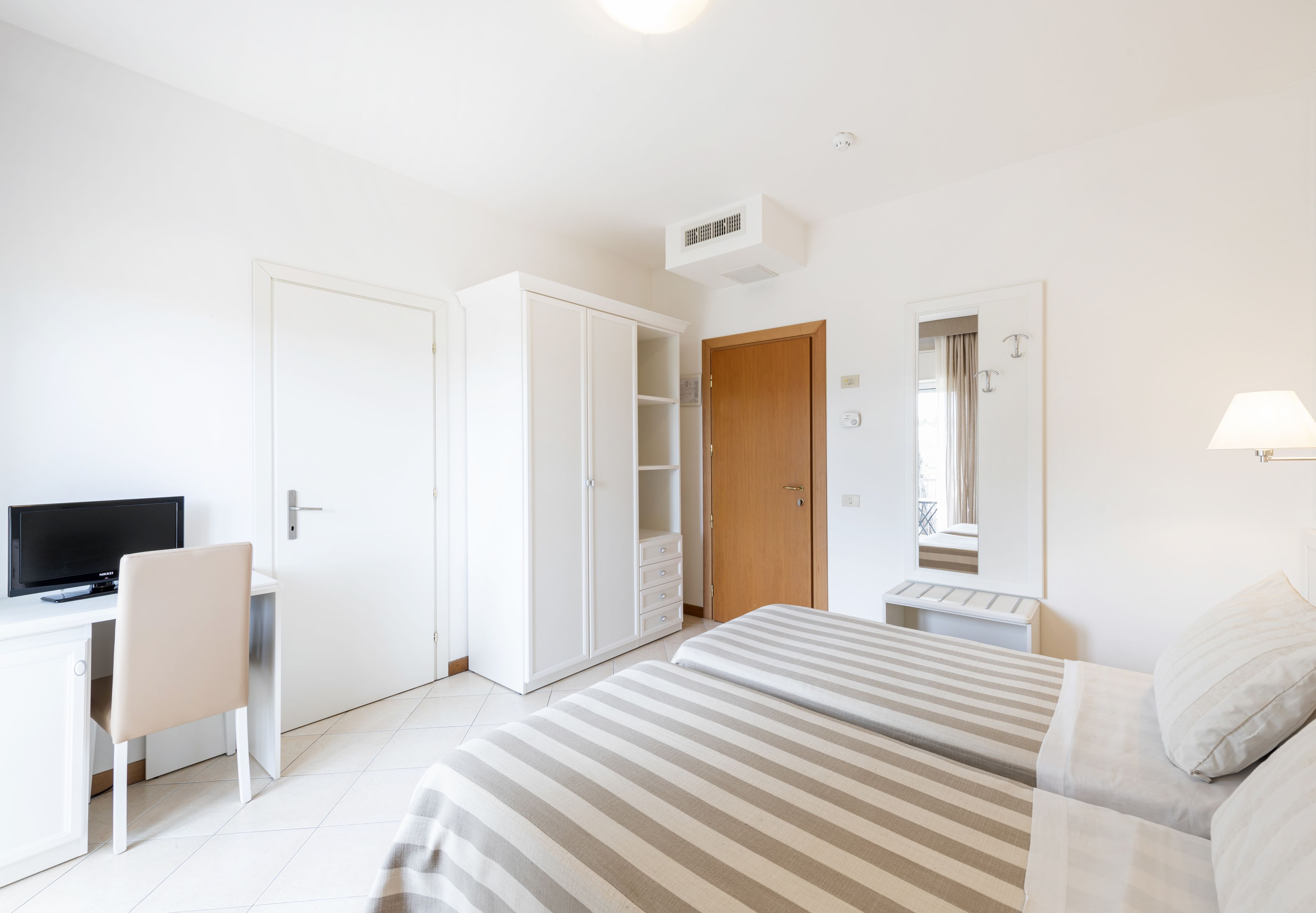 standard double or twin room | in-room safe, desk, free wifi, bed sheets