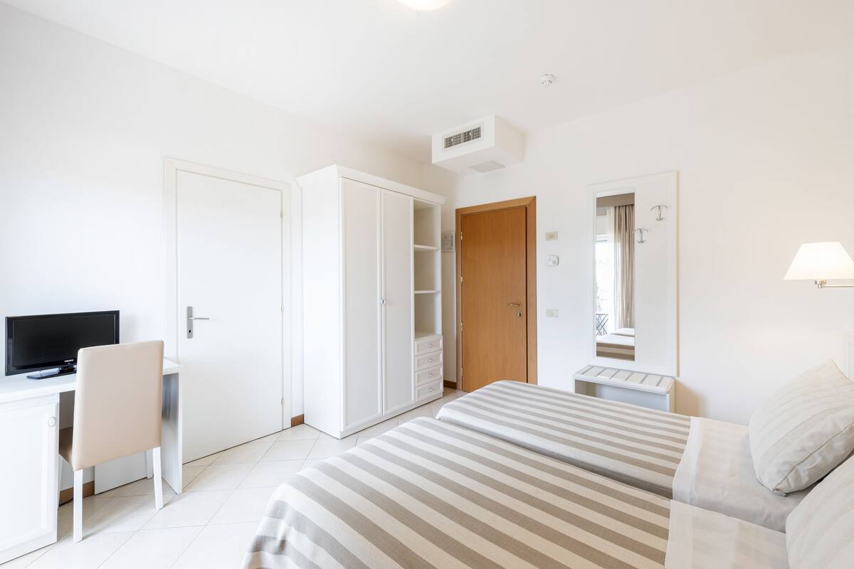 standard double or twin room | in-room safe, desk, free wifi, bed sheets