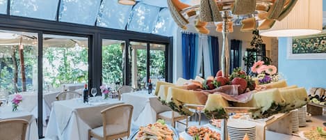 Aamiainen, lounas ja illallinen; näkymät puutarhaan