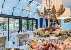 Frokost, lunsj og middag serveres