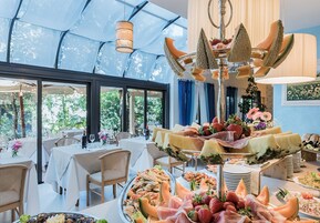 Serviço de café da manhã, almoço, jantar; vistas para o jardim