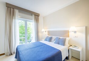 Quarto casal ou duplo standard | Cofres nos quartos, escrivaninha, Wi-Fi de cortesia, roupa de cama