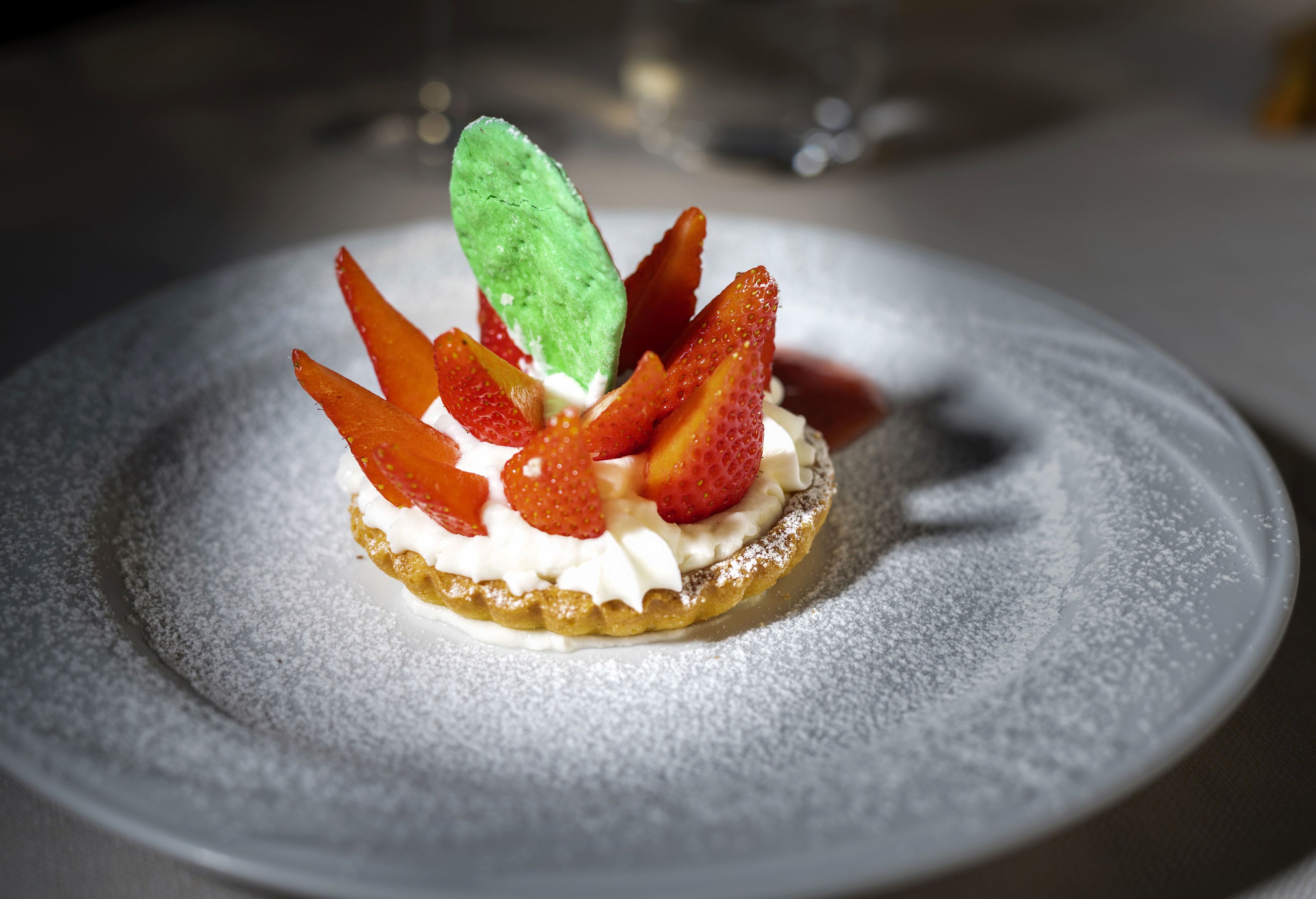 Un dessert servi dans une assiette.