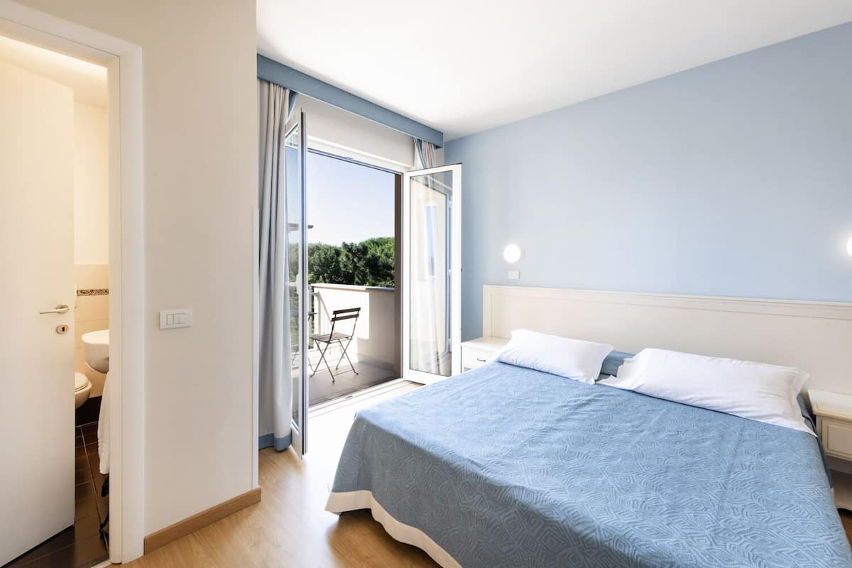 Camera Superior con letto matrimoniale o 2 letti singoli | Una cassaforte in camera, una scrivania, Wi-Fi gratuito, lenzuola