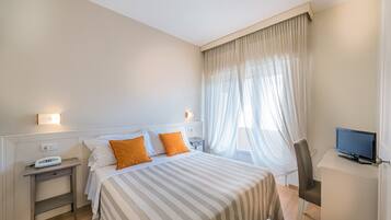 Standard-Doppel- oder -Zweibettzimmer | Zimmersafe, Schreibtisch, kostenloses WLAN, Bettwäsche