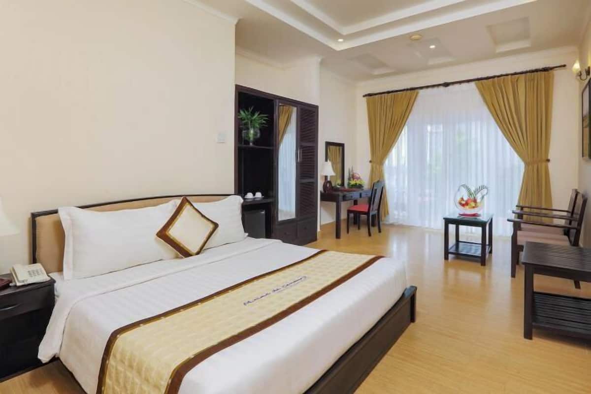 Minibar, in-room safe, desk, blackout curtains