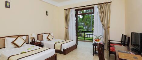 ミニバー、セーフティボックス (室内)、デスク、遮光カーテン