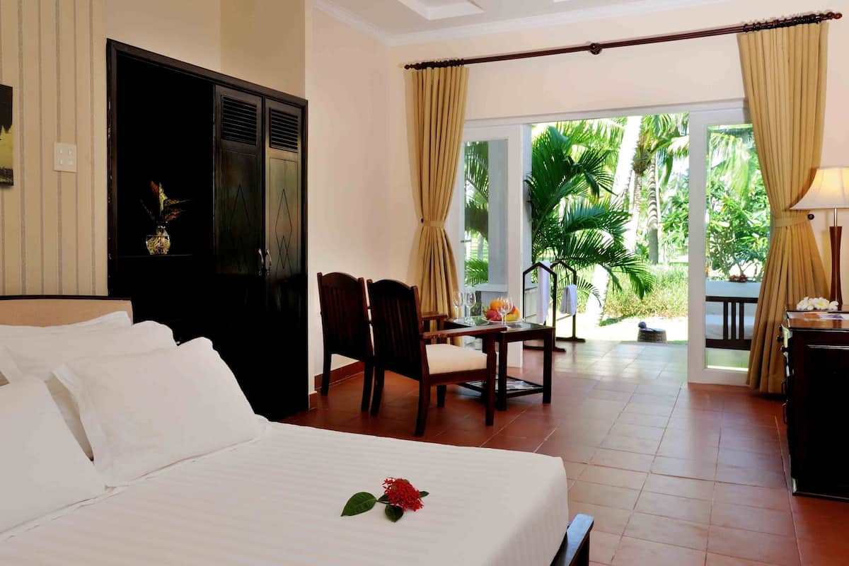 Villa, Garden View | Minibar, in-room safe, desk, blackout curtains