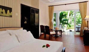 Villa, hageutsikt | Minibar, safe på rommet, skrivebord og blendingsgardiner