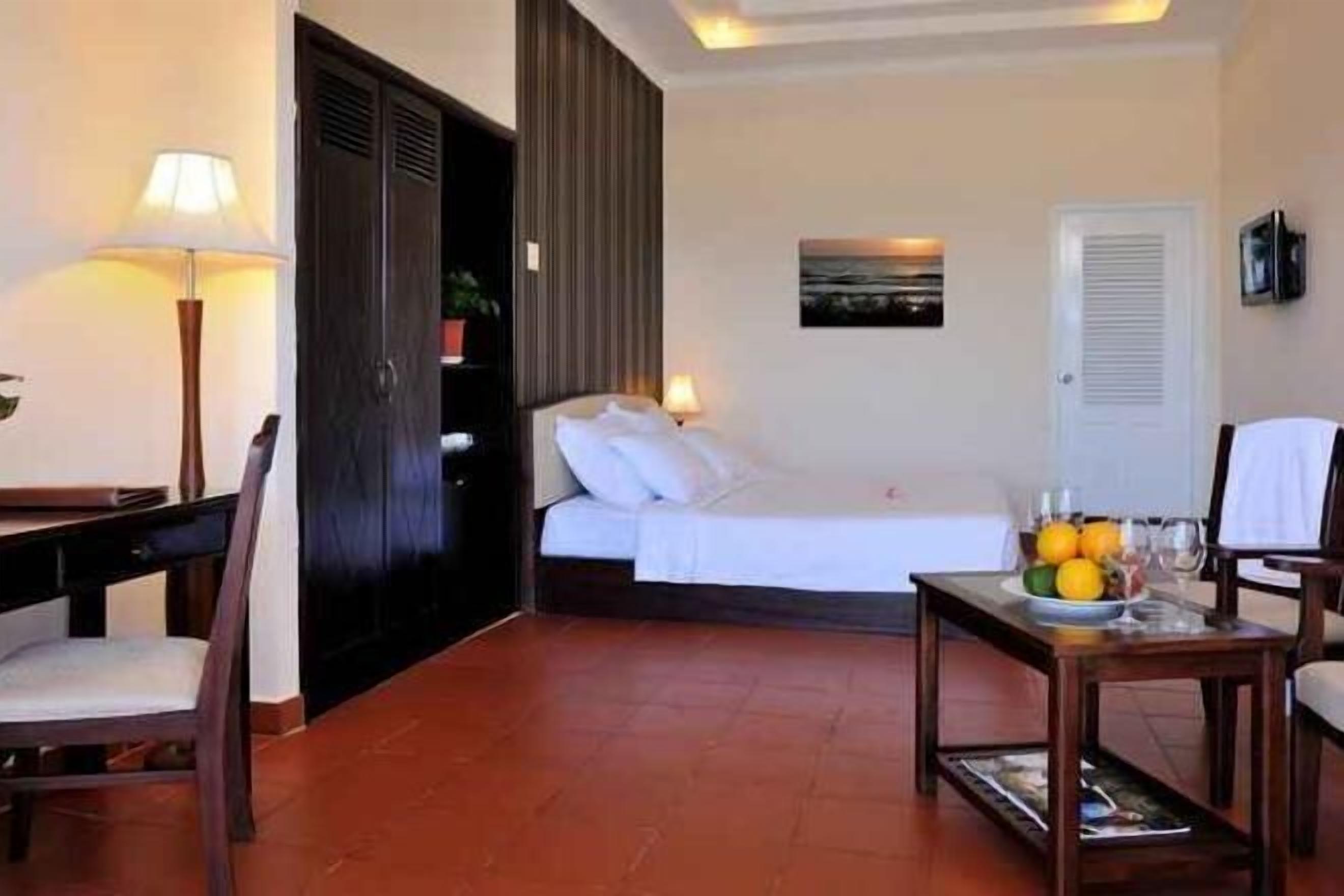 Frigobar, cofres nos quartos, escrivaninha, cortinas blackout