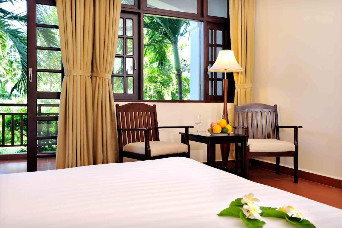 deluxe room, pool view | minibar, in-room safe, desk, blackout curtains