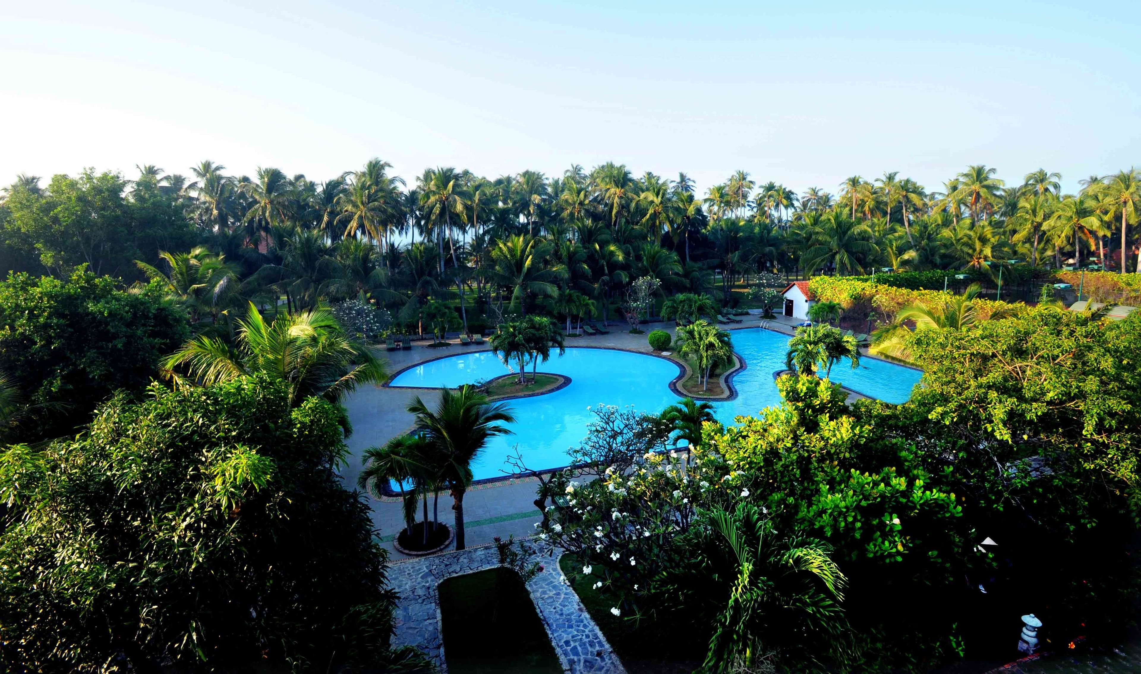 4 outdoor pools, open 7 am to 9 pm, pool loungers