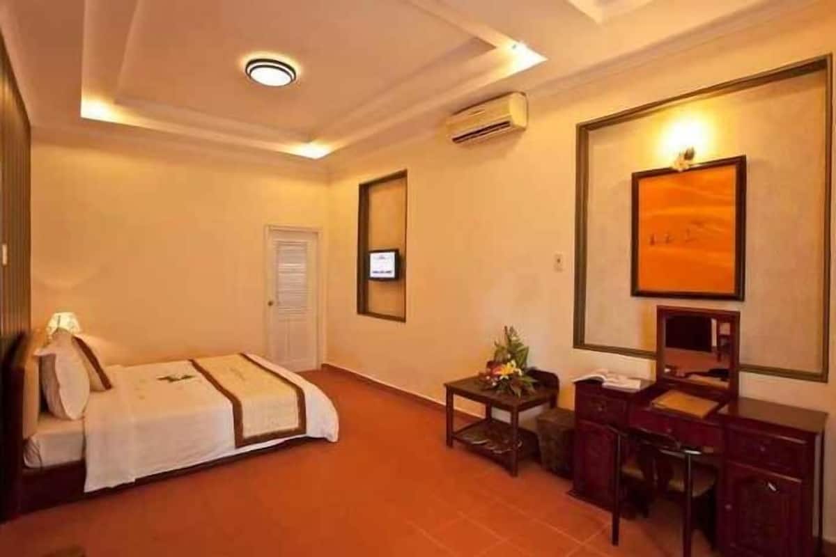 Minibar, in-room safe, desk, blackout drapes