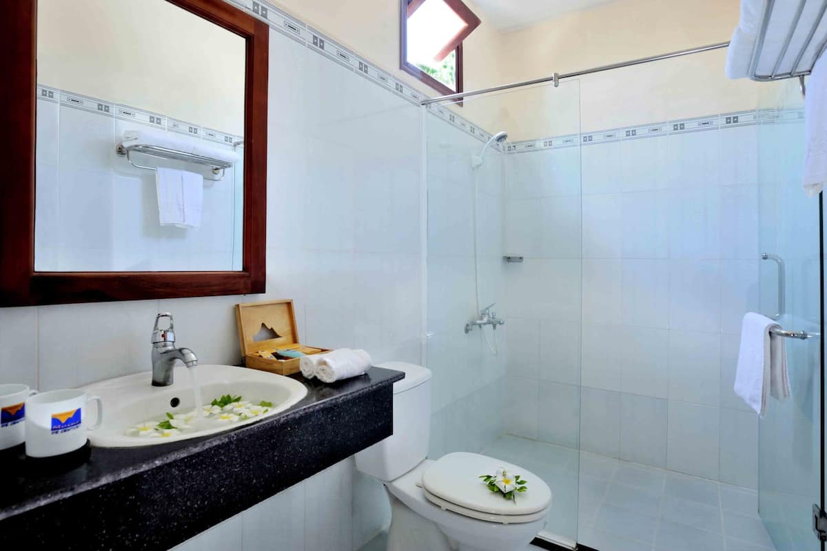 superior room, garden view | bathroom | free toiletries, hair dryer, slippers, towels