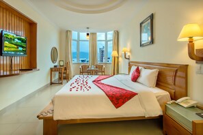 套房, 1 张特大床, 阳台, 城市景观 | 迷你吧、客房内保险箱、办公桌、免费 WiFi