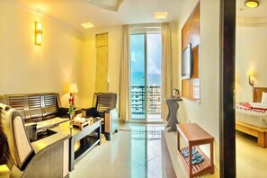 Family Room | Minibar, in-room safe, desk, free WiFi
