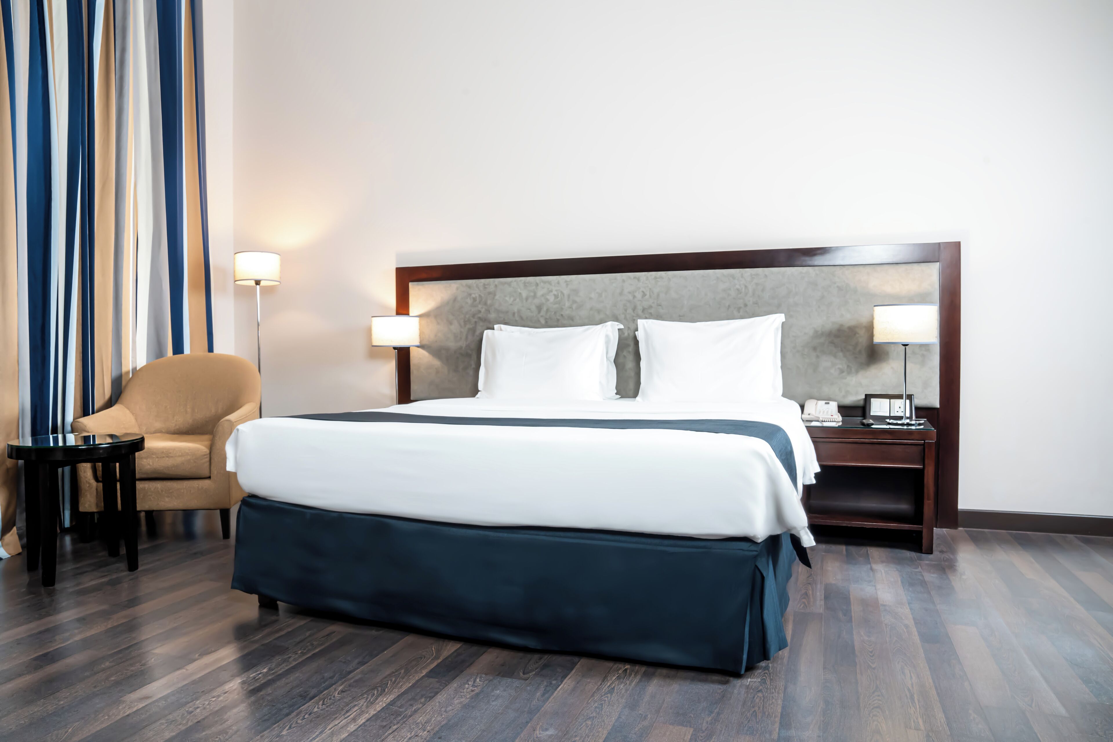 classic room, 1 king bed, non smoking, bathtub | 1 bedroom, premium bedding, select comfort beds, minibar