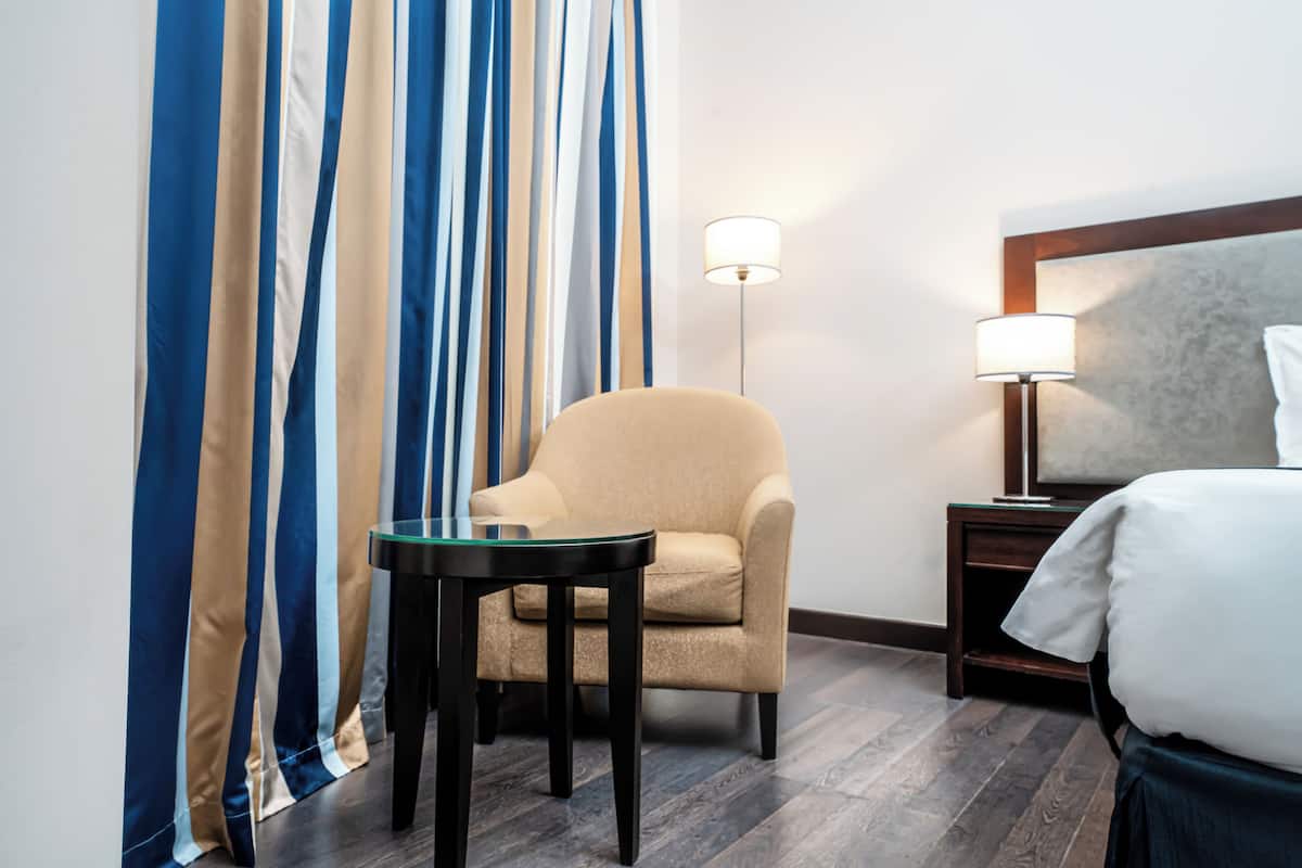 classic room, 1 king bed, non smoking, bathtub | 1 bedroom, premium bedding, select comfort beds, minibar