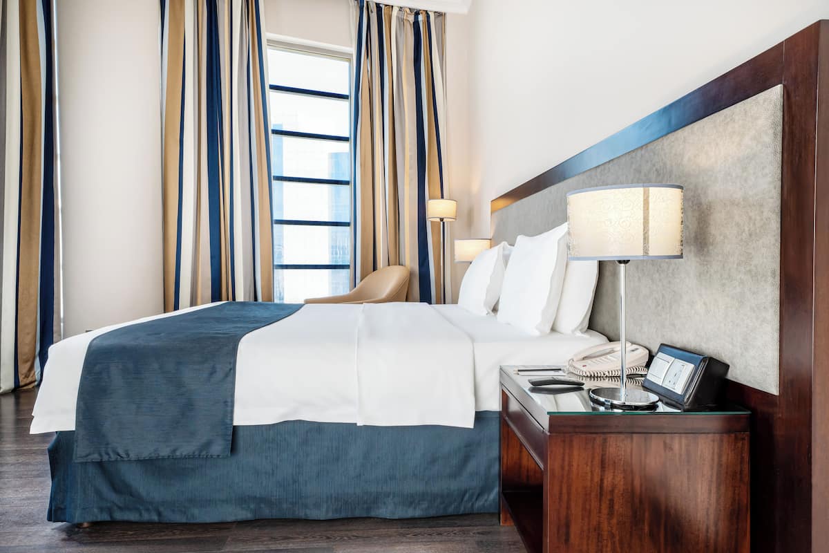 classic room, 1 king bed, non smoking, bathtub | 1 bedroom, premium bedding, select comfort beds, minibar