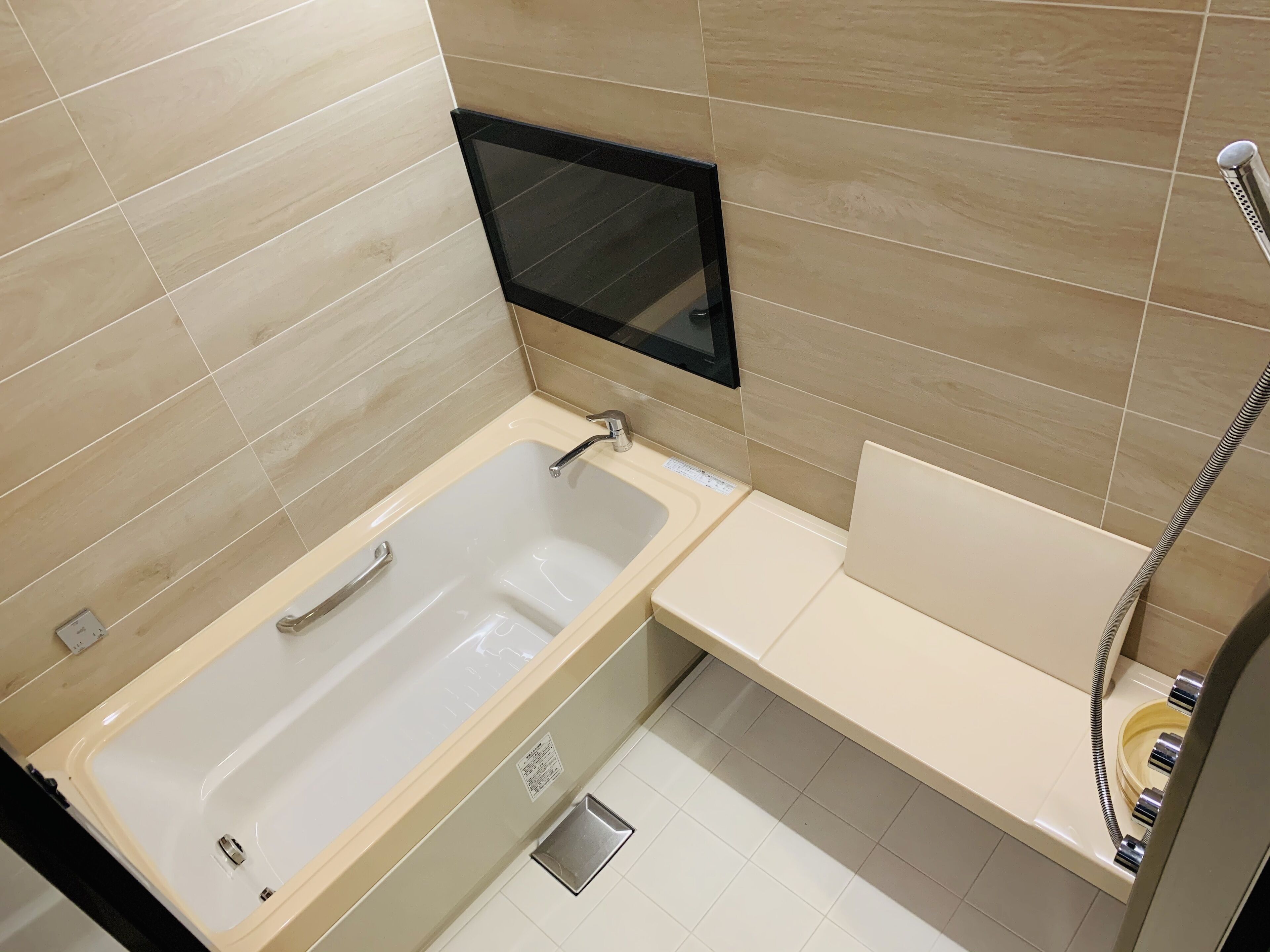 Ein modernes Badezimmer mit einer Badewanne, einem Waschtisch mit Spiegel und einer Duschkabine.