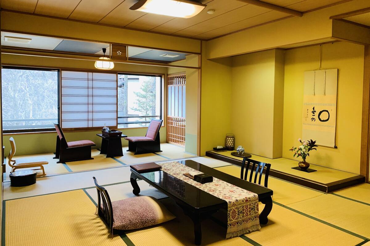 防敏寢具、羽絨被、房內夾萬、摺床/加床 (收費)