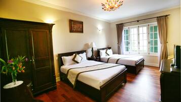 Habitación junior con 2 camas individuales, 2 camas dobles | Minibar, caja fuerte, escritorio y cortinas opacas