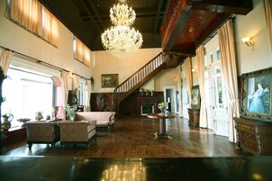 Suite Royal | Zona de estar | Una televisión