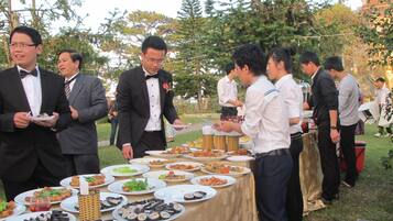 Se sirven desayunos, almuerzos y cocina asiática (con vistas al jardín)