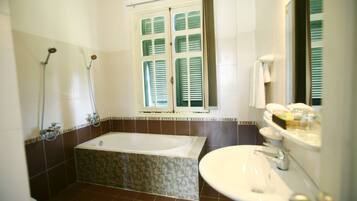 Habitación junior doble | Baño | Artículos de higiene personal gratuitos, secador de pelo y zapatillas